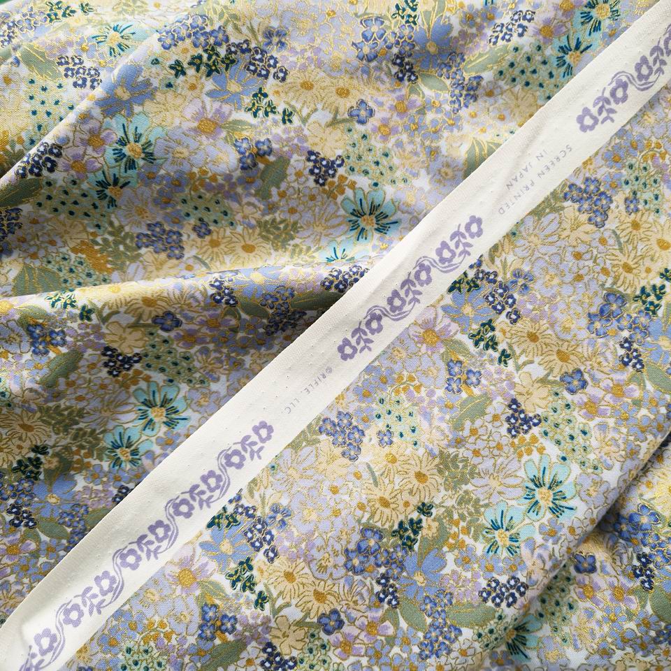 Tissu imprimé fleurs rifle paper co délicat et raffiné comme du Liberty dégradé et fondu de bleu parfait pour la couture créative