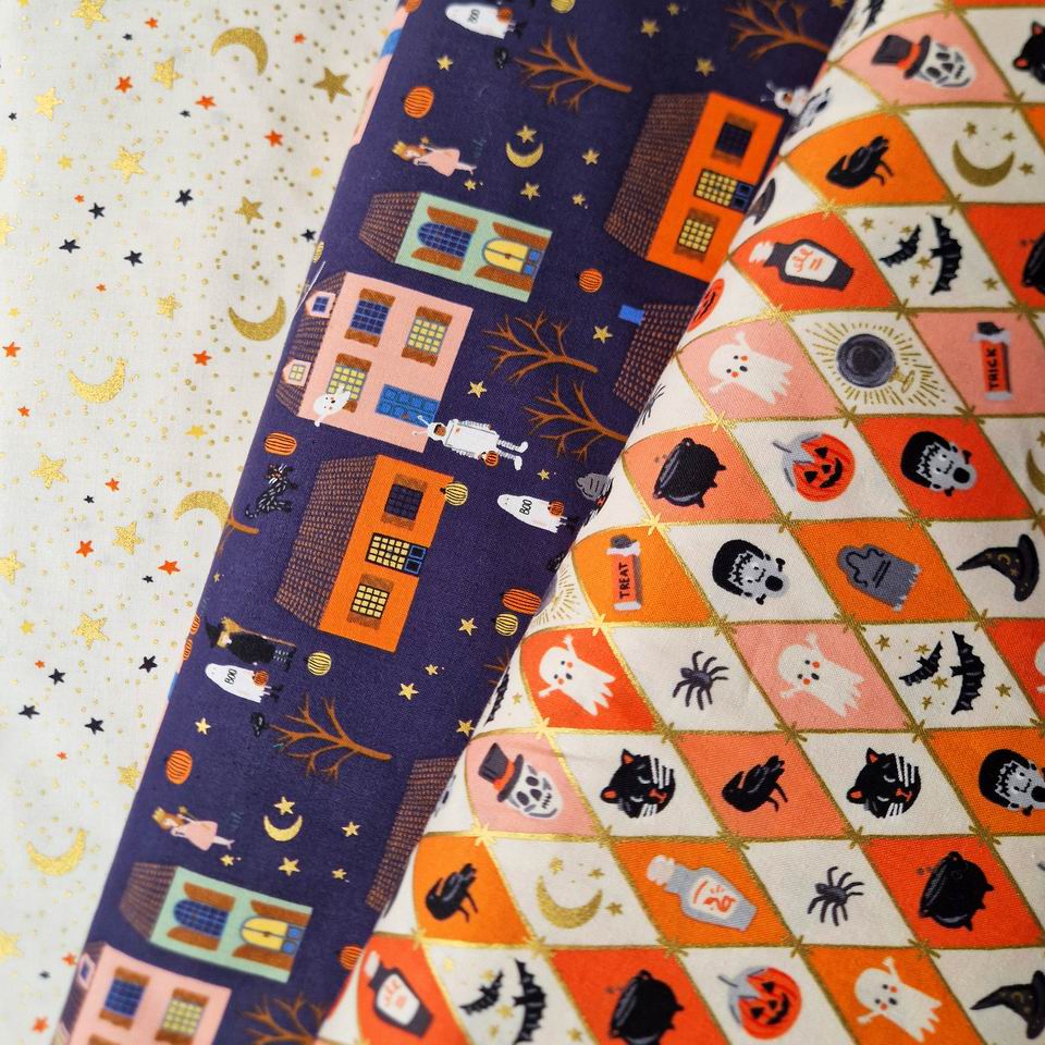 Tissu imprimé coton Rifle Paper Co Halloween parfait pour les activités créatives oranges, bleu nuit et blanc métallisé or chauve souris citrouille et fantôme ambiance chaleureuse et raffinée