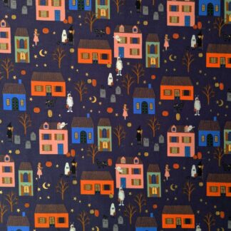 Tissu coton imprimé Halloween Rifle Paper Co maisonnettes éclairées colorées, orange, verte, bleue, rose pêche, sur fond bleu nuit, fantôme blanc citrouille et ballerine mystétieux et joyeux