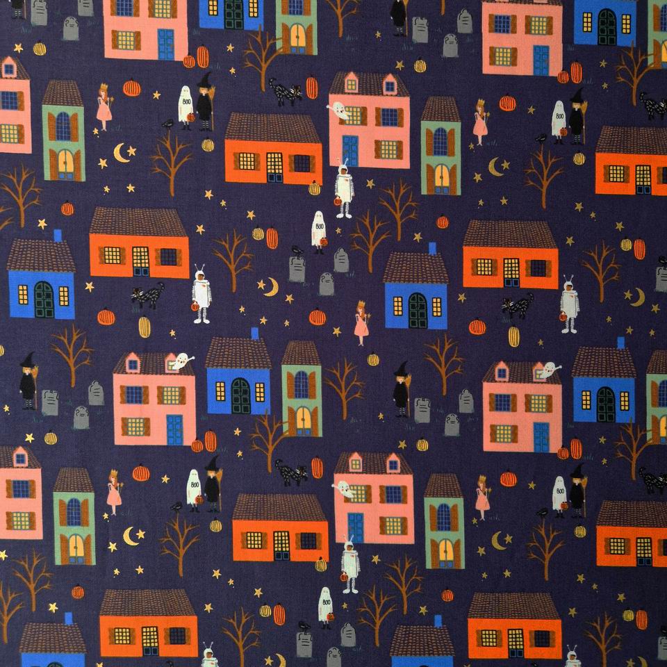 Tissu coton imprimé Halloween Rifle Paper Co maisonnettes éclairées colorées, orange, verte, bleue, rose pêche, sur fond bleu nuit, fantôme blanc citrouille et ballerine mystétieux et joyeux
