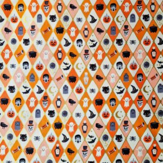 Tissu coton imprimé Halloween Rifle paper co une résille métallisée blanc crème et orange potimarron dans laquelle on retrouve lune dorée, fantôme, chapeau de sorcière, araignée, fiole de poison, marmite.