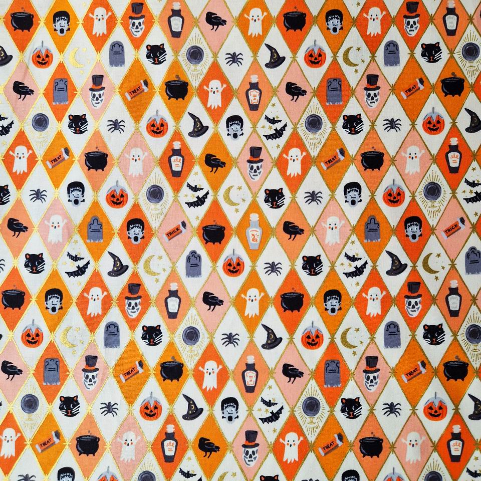 Tissu coton imprimé Halloween Rifle paper co une résille métallisée blanc crème et orange potimarron dans laquelle on retrouve lune dorée, fantôme, chapeau de sorcière, araignée, fiole de poison, marmite.
