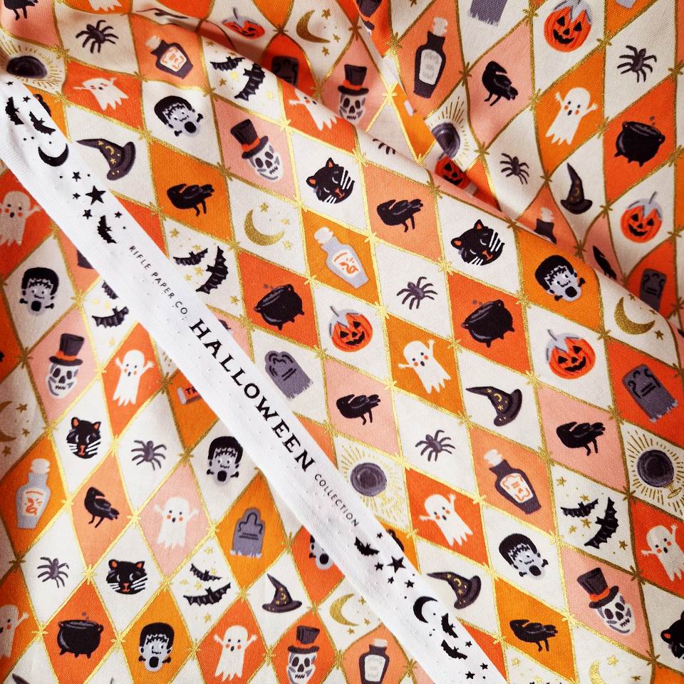 Tissu imprimé arlequin Hallowween Rifle Paper Co motif losange orange et blanc métallisé or parfait pour la couture créative