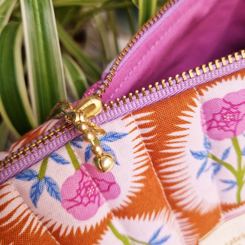 Trousse matelassée tissu imprimé floral free spirit sur fond sirop d'érable doublure rose crocus