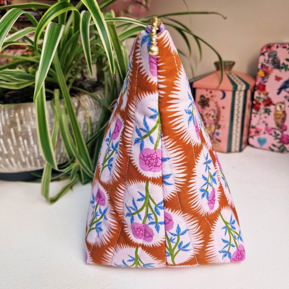 Joli volume pour cette trousse en tissu coton matelassée poignée tissu Free Spirit