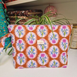 Trousse matelassée tissu free spirit imprimé floral bloomology fleurs rose mauve bleu sur fond sirop d'érable