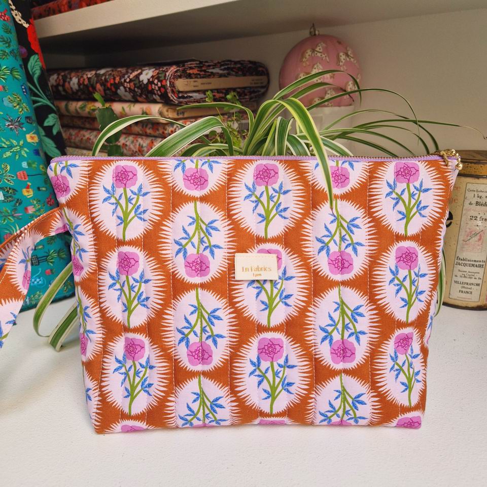 Trousse matelassée tissu free spirit imprimé floral bloomology fleurs rose mauve bleu sur fond sirop d'érable