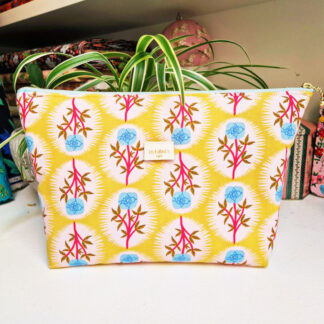 Trousse molletonnée tissu free spirit coton imprimé floral bloomology des médaillons de fleurs sur fond jaune maïs