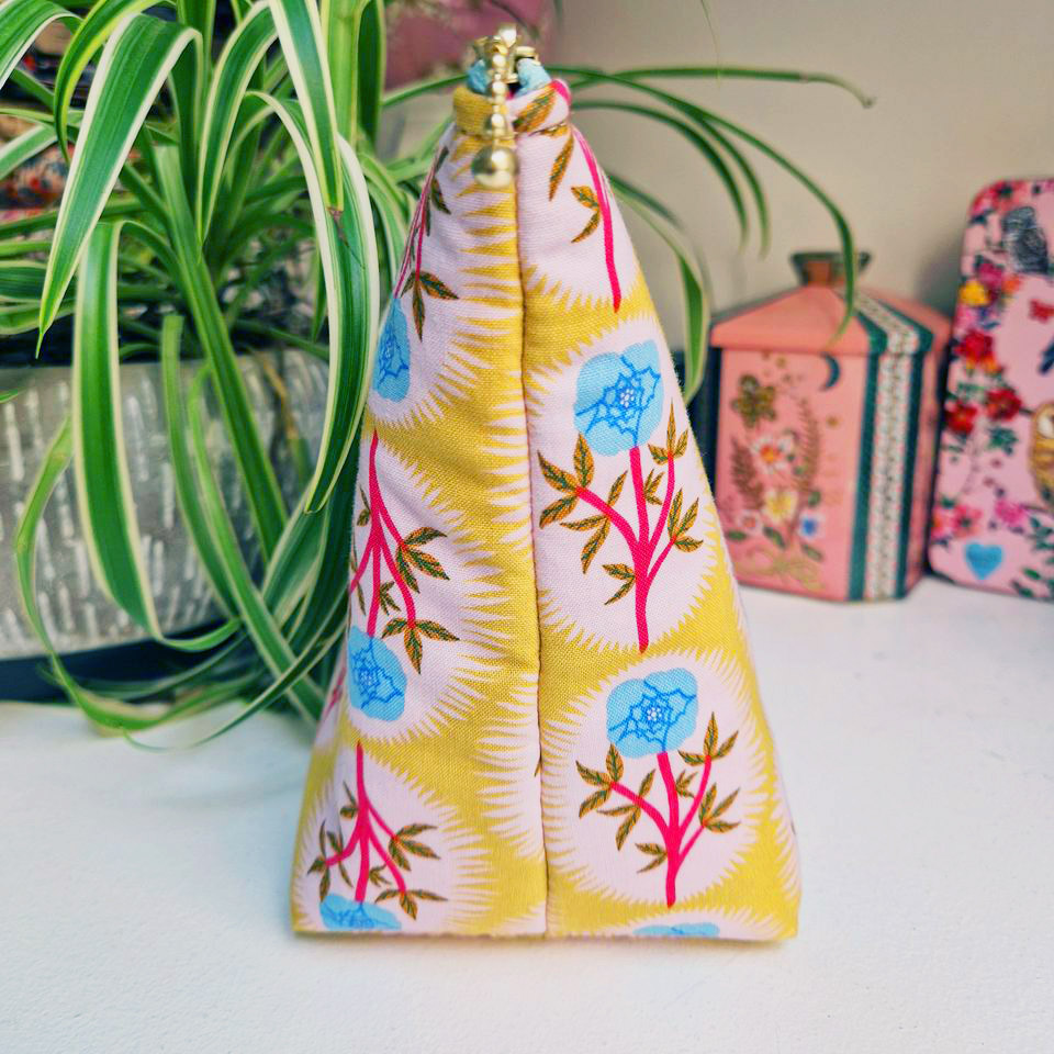 Joli volume pour cette trousse de toilette ou de voyage créateur en coton molletonnée tissu Free Spirit fabrication française