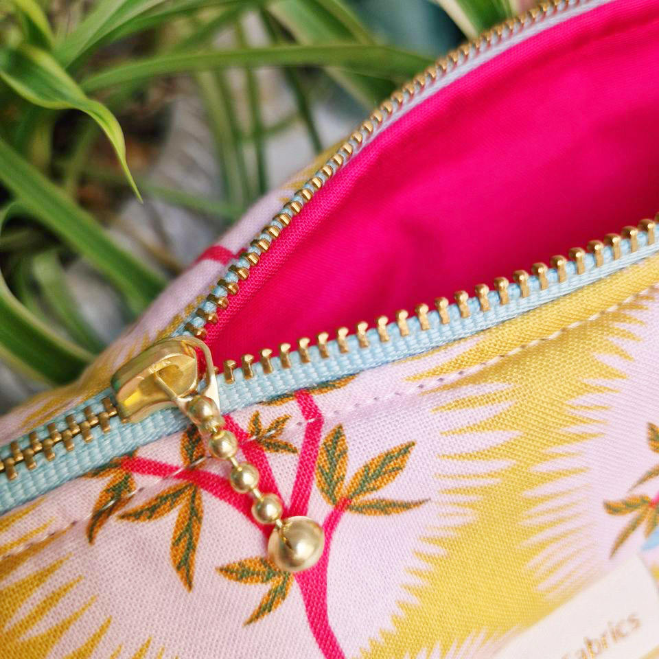 Trousse molletonnée tissu fabrication française imprimé floral free spirit sur fond jaune maïs doublure rose fuschia joli curseur doré
