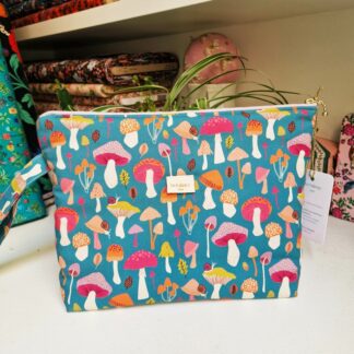 Trousse molletonnée avec poignée tissu imprimé woodland dashwood studio champignons rose, oranges jaune sur fond bleu vert
