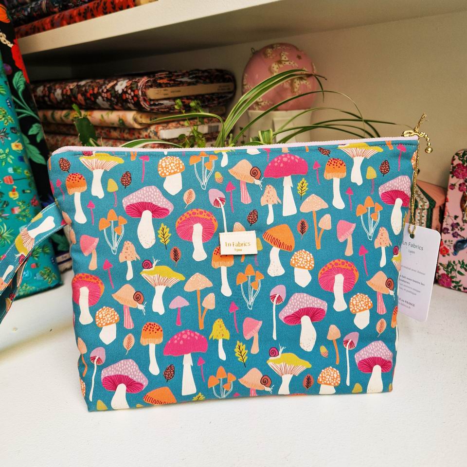 Trousse molletonnée avec poignée tissu imprimé woodland dashwood studio champignons rose, oranges jaune sur fond bleu vert