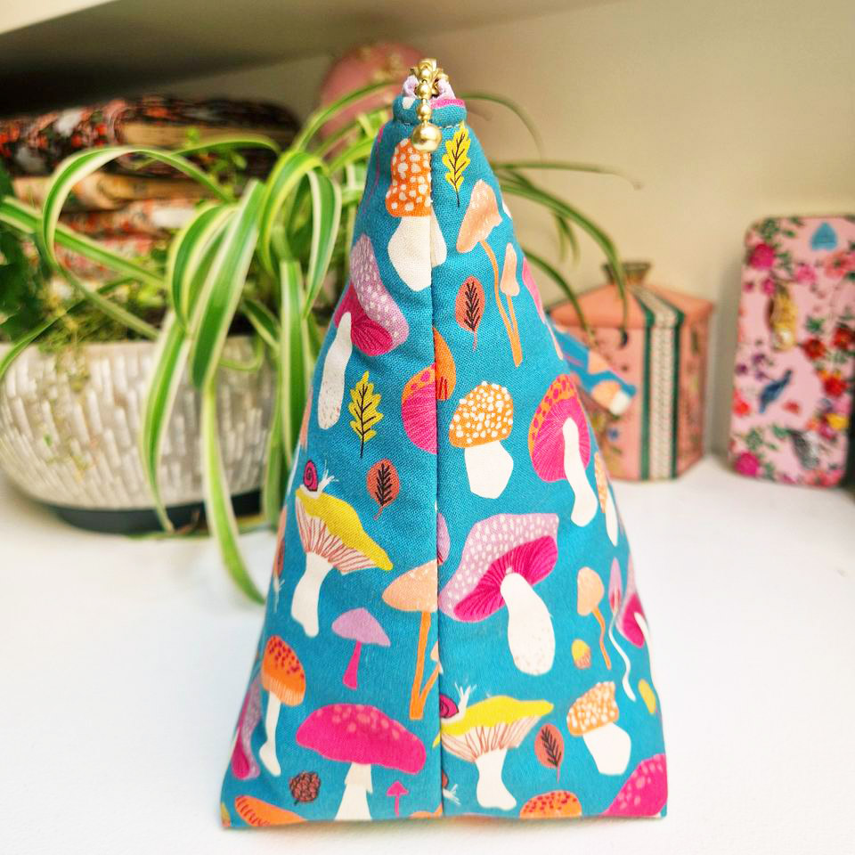 Joli volume pour cette trousse molletonnée en tissu coton imprimé champignons avec poignée tissu Dashwood studio
