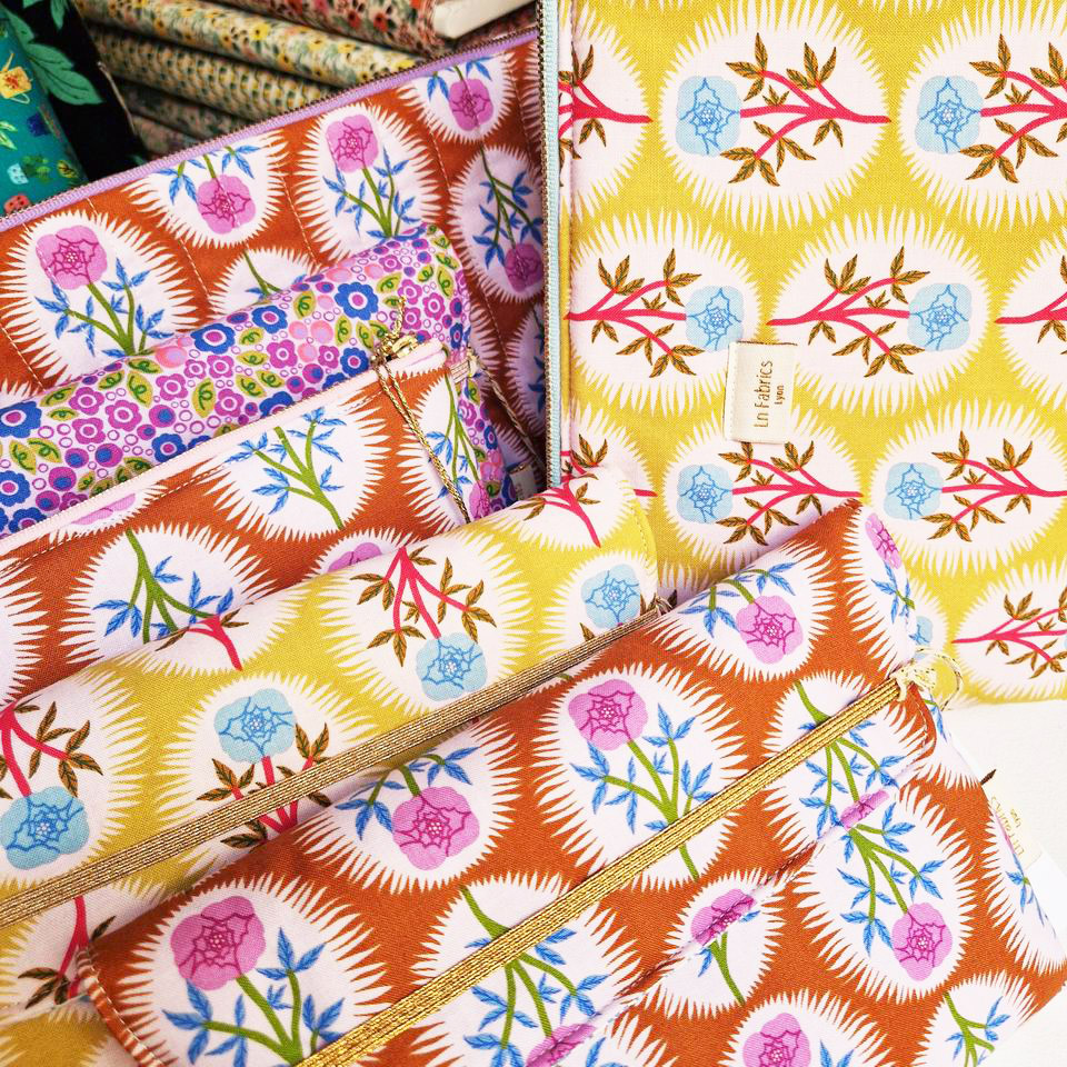Trousse et pochette tissu coton molletonnée et matelasséée imprimé bloomology de Monika Forsberg pour Free Spirt couleurs joyeuses et chaleureuses