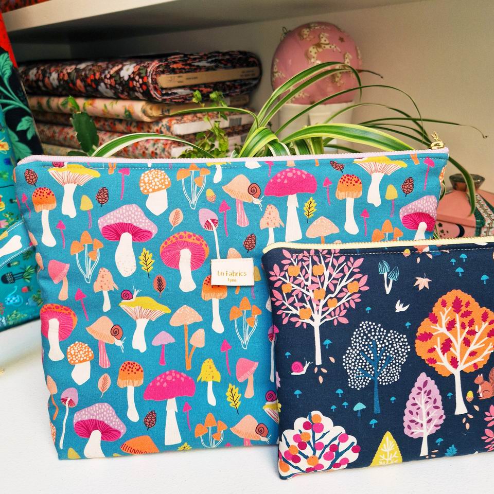 Trousse et pochette molletonnée tissu imprimé automnal arbres et champignons tissu dashwood studio