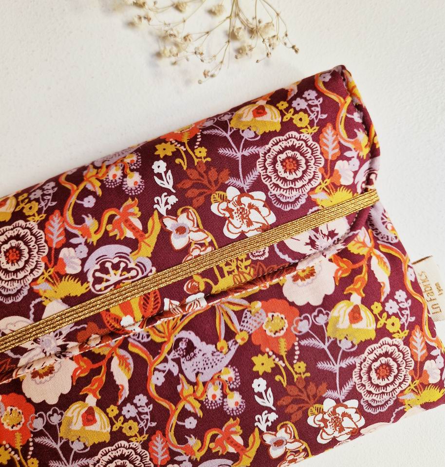Pochette livres molletonnée tissu coton imprimé oiseaux fleurs free spirit imprimé aux couleurs automnales élastique doré métallisé