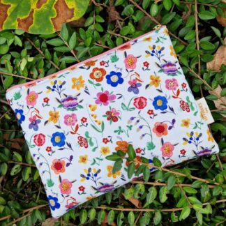 Pochette molletonnée tissu Nathalie Lété coton imprimé prairie folk des fleurs champêtres vives sur un fond blanc crème
