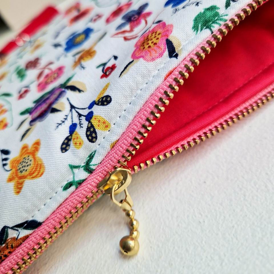 Doublure dashwood studio en coton rose sorbet joli curseur doré triple billes fabrication française pour cette pochette molletonnée imprimé fleurs tissu free spirit