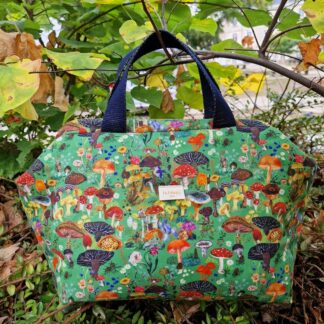 Sac à projets tricot clap clap molletonné en tissu Nathalie Lété coton imprimé champignons magiques colorés rouge orange noir sur fond vert prairie