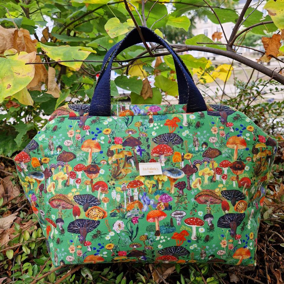 Sac à projets tricot clap clap molletonné en tissu Nathalie Lété coton imprimé champignons magiques colorés rouge orange noir sur fond vert prairie