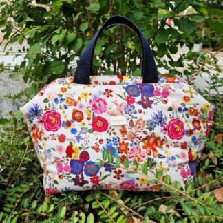 Sac à projets tricot clap clap molletonné en tissu folk dream Nathalie Lété coton imprimé fleurs rose rouges bleues sur fond blanc crème