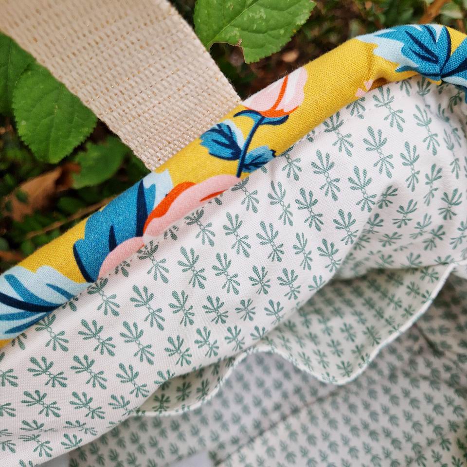 Multi poches pour ce sac à projets tricot clap clap en tissu fleurs vintage , la doublure est en coton Rifle Paper Co imprimé mini motifs graphiques géométriques bleu céladon sur fond écru