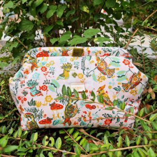 Trousse baby clap à projets ou trousse de toilette molletonnée en tissu Nathalie Lété coton imprimé le chant des oiseaux sur fond rose nude, couleurs pastels