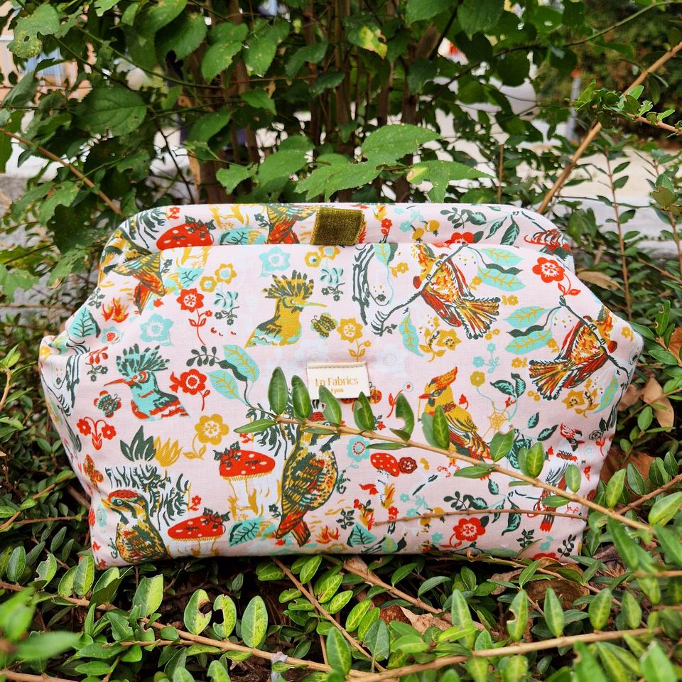 Trousse baby clap à projets ou trousse de toilette molletonnée en tissu Nathalie Lété coton imprimé le chant des oiseaux sur fond rose nude, couleurs pastels