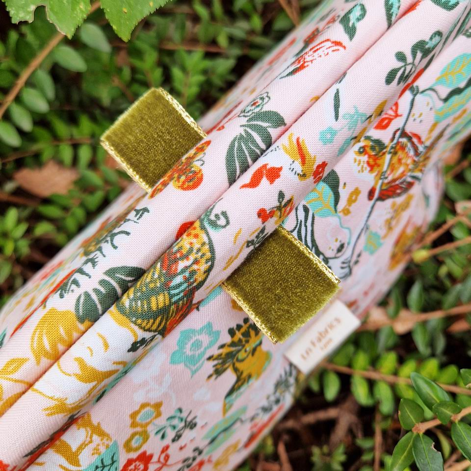 Fabrication française pour cette trousse baby clap imprimé oiseaux et fleurs détail chic les tirettes en velours vert anis