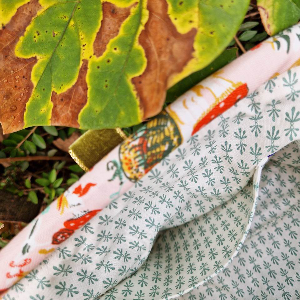 Jolie et pratique poche latérale pour cette trousse à projets tricot ou trousse de toilette tissu oiseaux et fleurs Nathalie Lété, la doublure est en coton Rifle Paper Co imprimé mini motifs graphiques géométriques bleu céladon sur fond écru