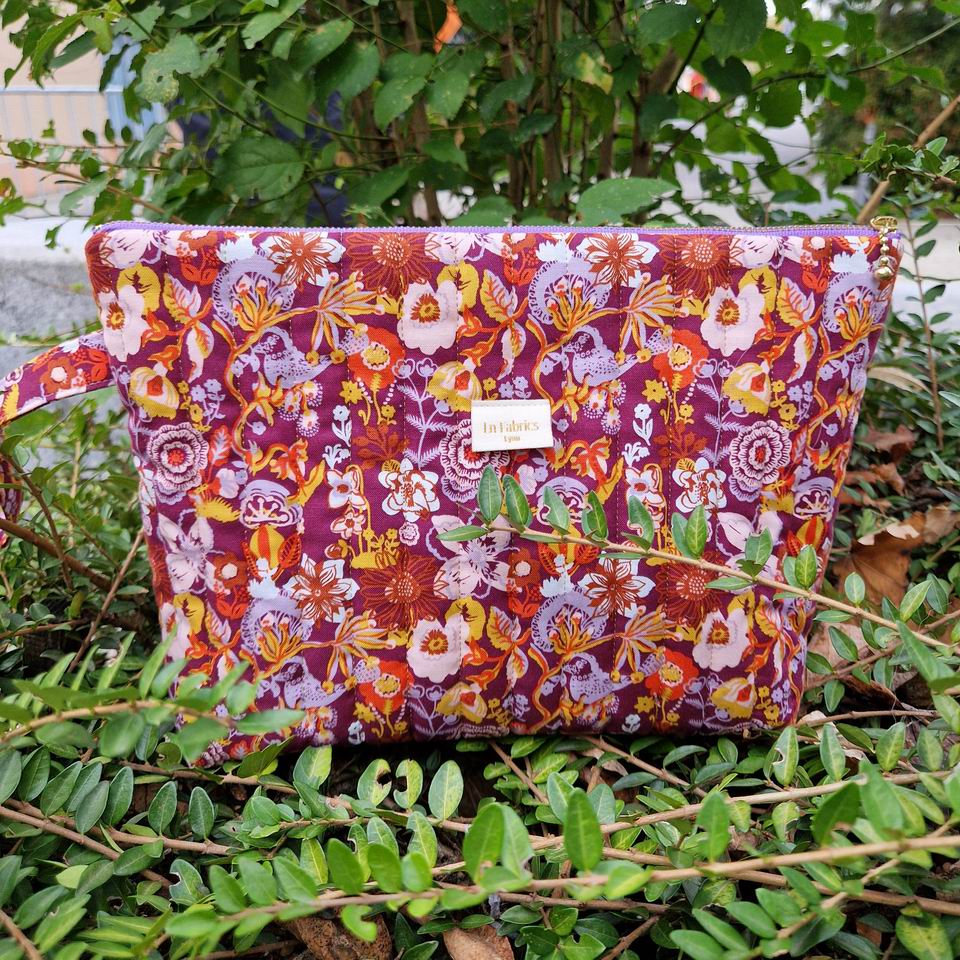 Trousse matelassée tissu imprimé Nathalie Lété oiseaux et fleurs couleurs automnales oranges mauve citrouille fond prune bordeaux