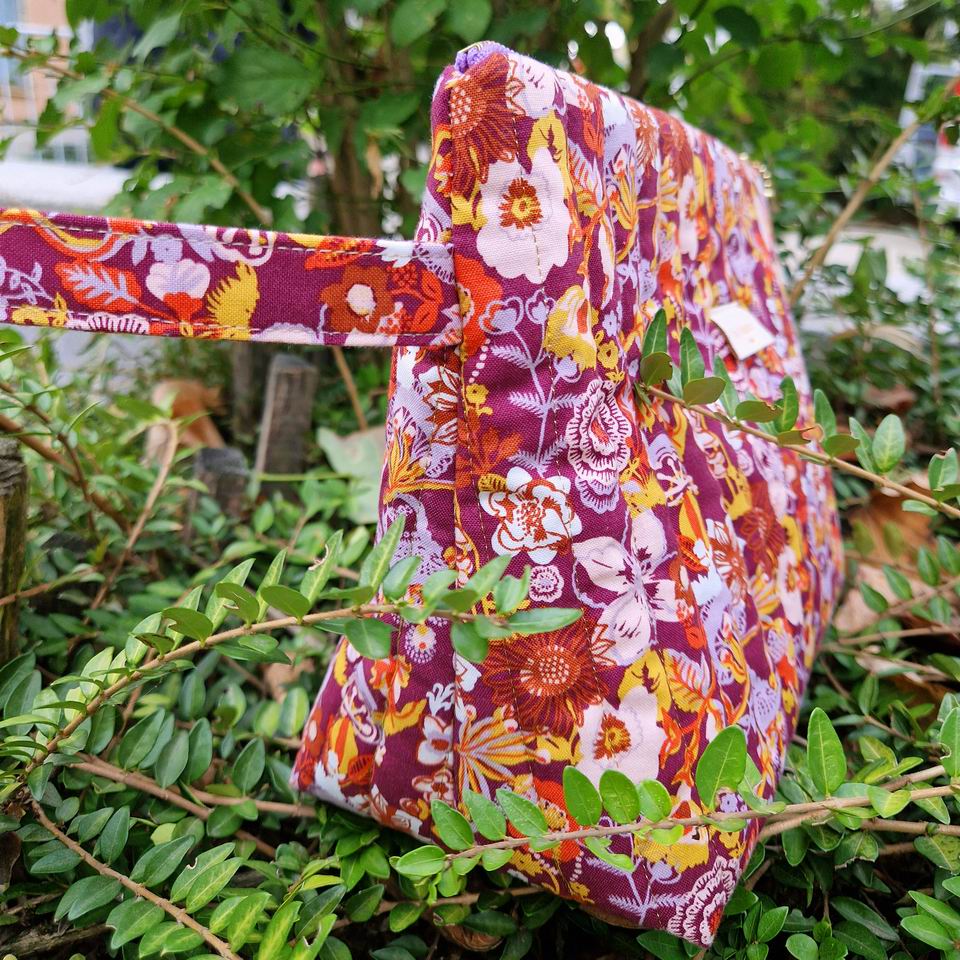 Joli volume pour cette trousse matelassée avec du fil doré poignée en coton tissu imprimé Nathalie Lété aux couleurs de l'automne imprimé oiseaux fleurs rouge orangé bordeau prune