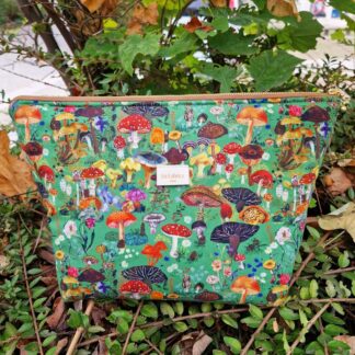 Trousse de toilette ou à projets molletonnée tissu Nathalie Lété coton imprimé champignons colorés sur fond vert mousse