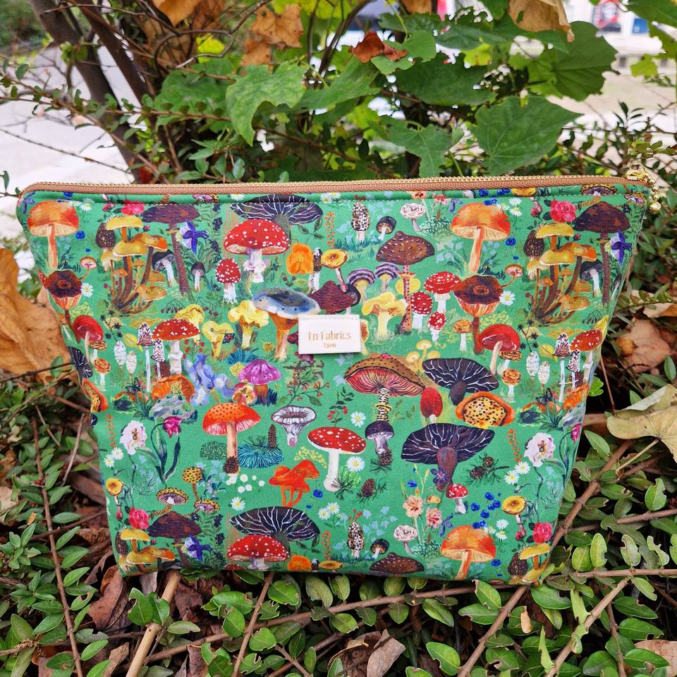 Trousse de toilette ou à projets molletonnée tissu Nathalie Lété coton imprimé champignons colorés sur fond vert mousse