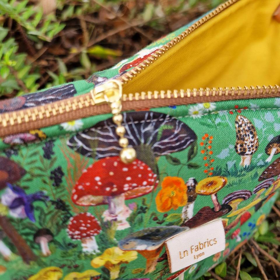 Trousse molletonnée en tissu imprimé champignons free spirit doublure jaune soleil joli curseur doré fabrication française