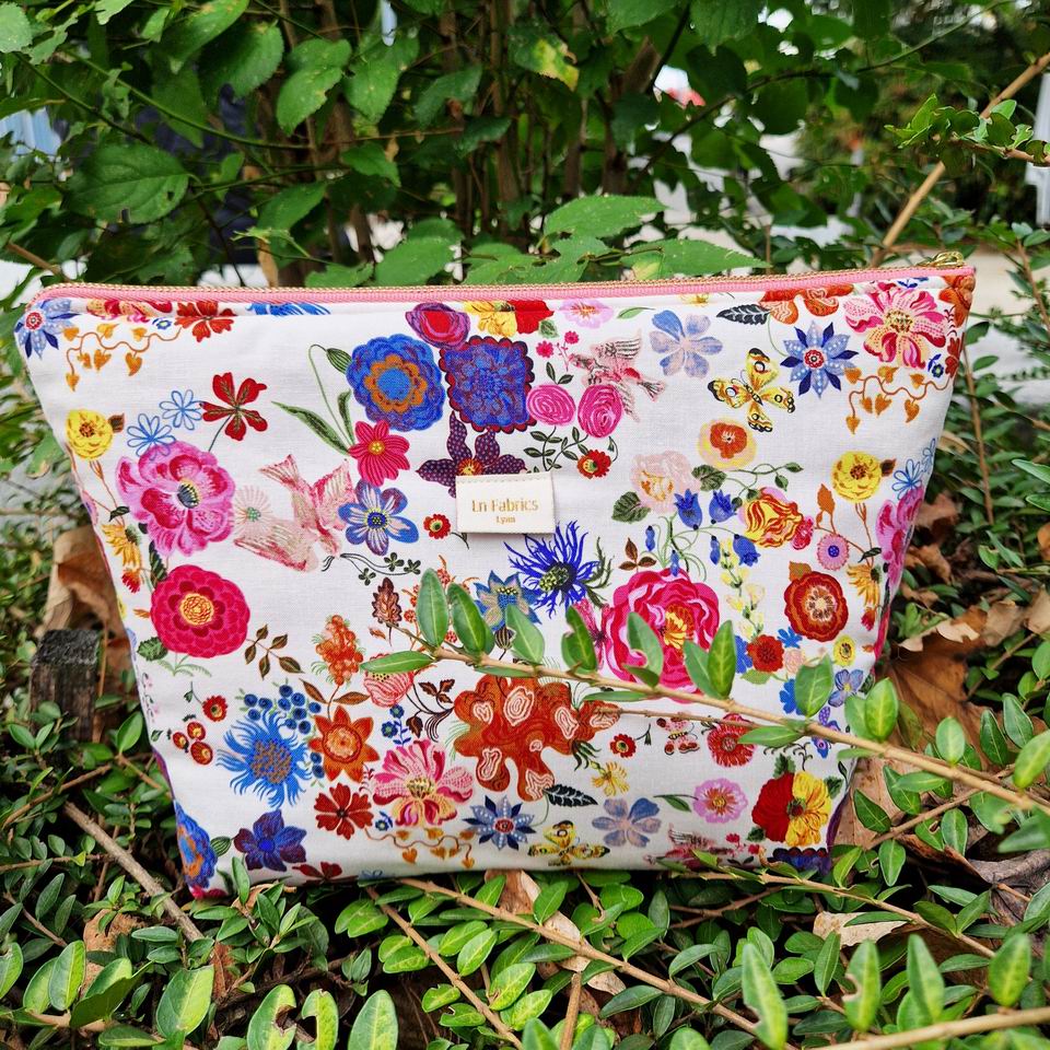 Trousse molletonnée tissu free spirit coton imprimé floral Nathalie Lété Folk dream fleurs rose, bleue, rouge caramel sur fond crème