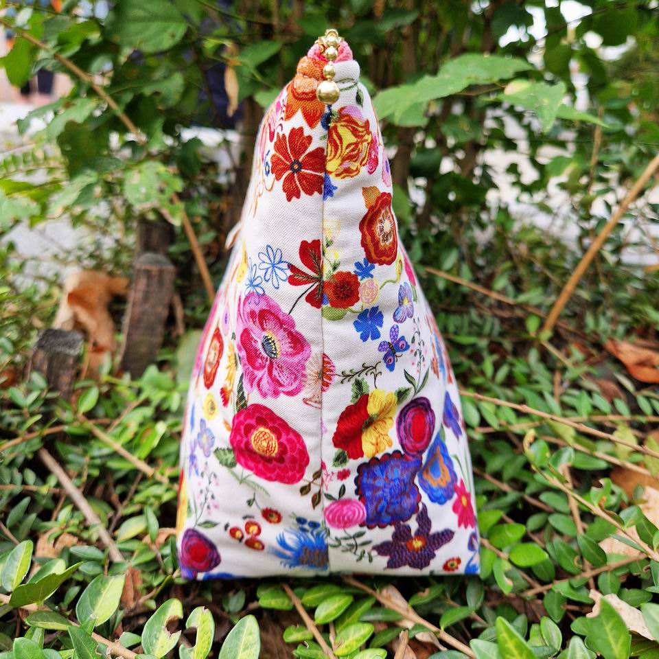 Joli volume pour cette trousse de toilette ou de voyage en coton imprimé fleurs molletonnée tissu Free Spirit fabrication française
