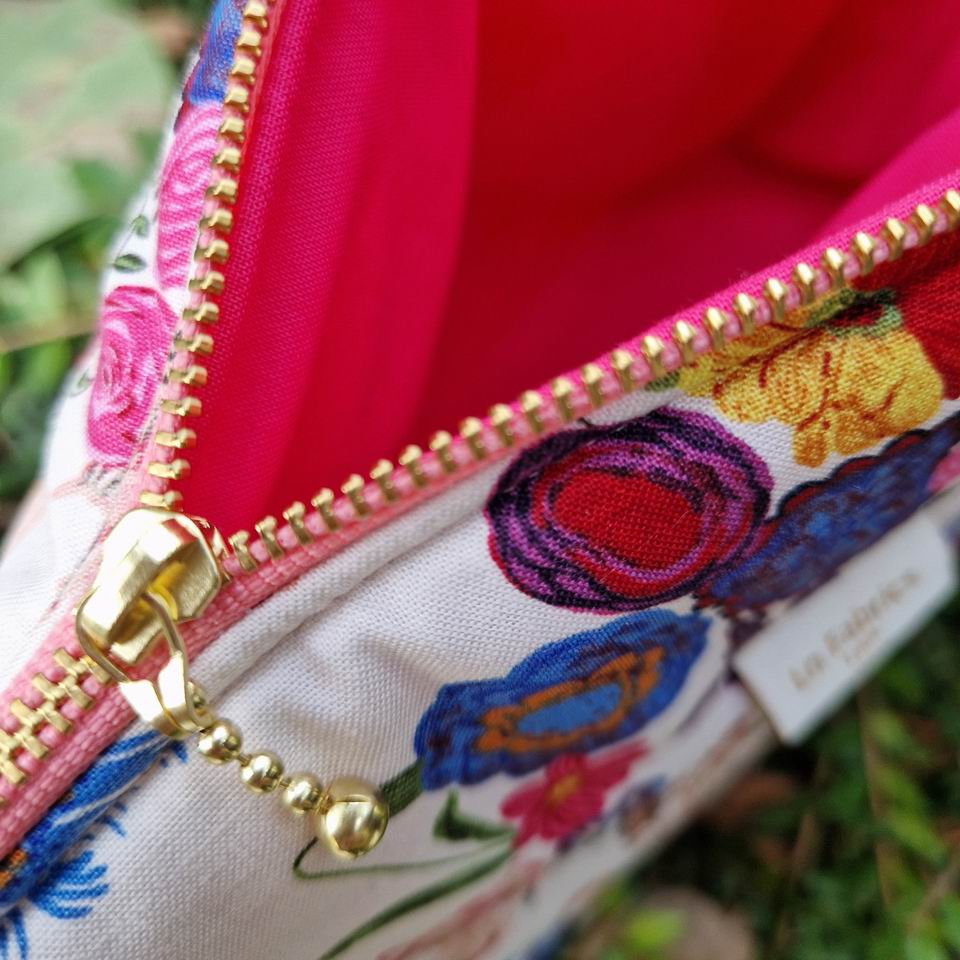 Trousse molletonnée en tissu imprimé floral free spirit doublure rose fuschia curseur doré fabrication française